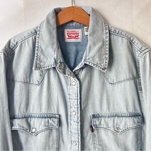 LEVI’S iconic denim western wear shirt with pearl snaps—women’s S